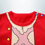 Col rouge du body One Piece bébé avec boutons bleus et motif torse musclé