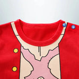 Col rouge du body One Piece bébé avec boutons bleus et motif torse musclé