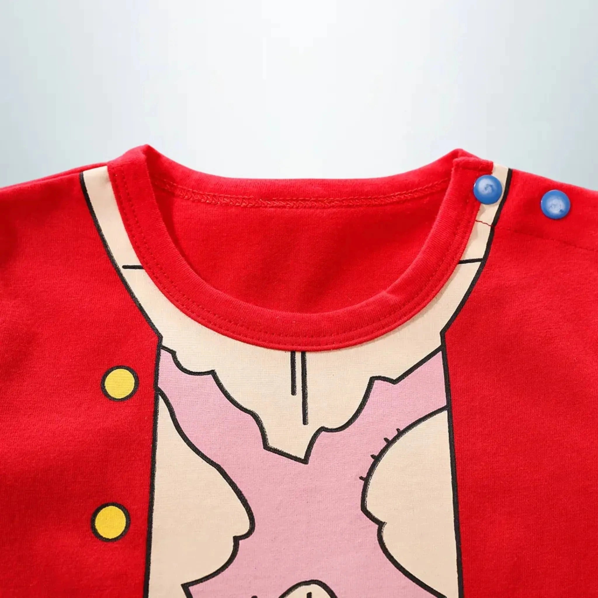 Col rouge du body One Piece bébé avec boutons bleus et motif torse musclé