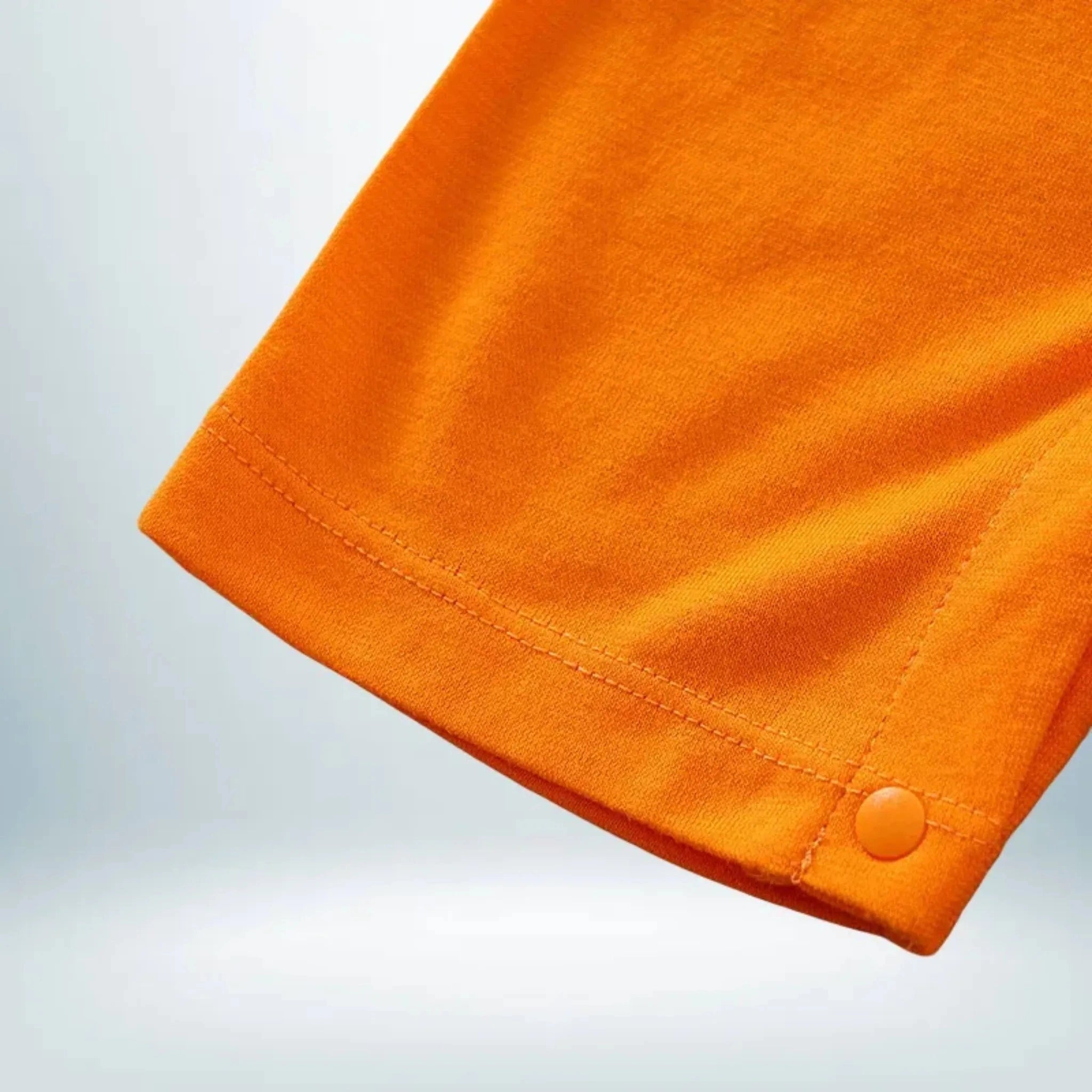 Zoom sur la manche du body bébé Kurama en coton doux avec finition soignée.