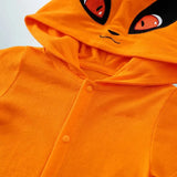 Vue rapprochée de la capuche Kurama du body Naruto bébé avec broderie faciale complète.
