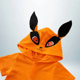 Détail de la capuche Kurama avec broderies rouges et noires sur fond orange.