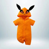 Body bébé Naruto style Kurama avec capuche oreilles et yeux rouges brodés, vue de face.