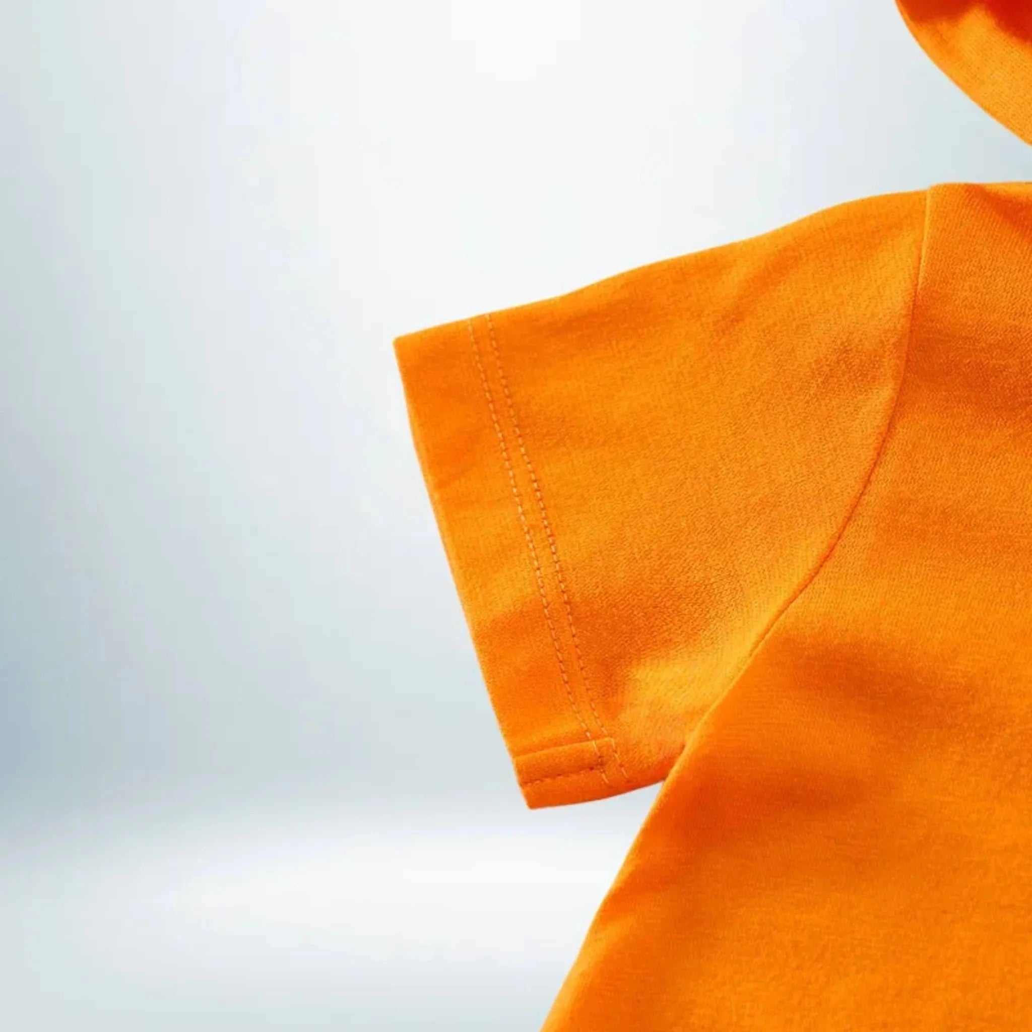Zoom sur la manche du body bébé Kurama en coton doux avec finition soignée.