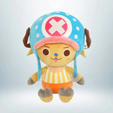 Peluche de Chopper One Piece en version classique avec casque bleu et salopette rayée