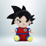 Peluche Goku bébé style chibi assise, tenue rouge et bleue, inspiration Dragon Ball Z