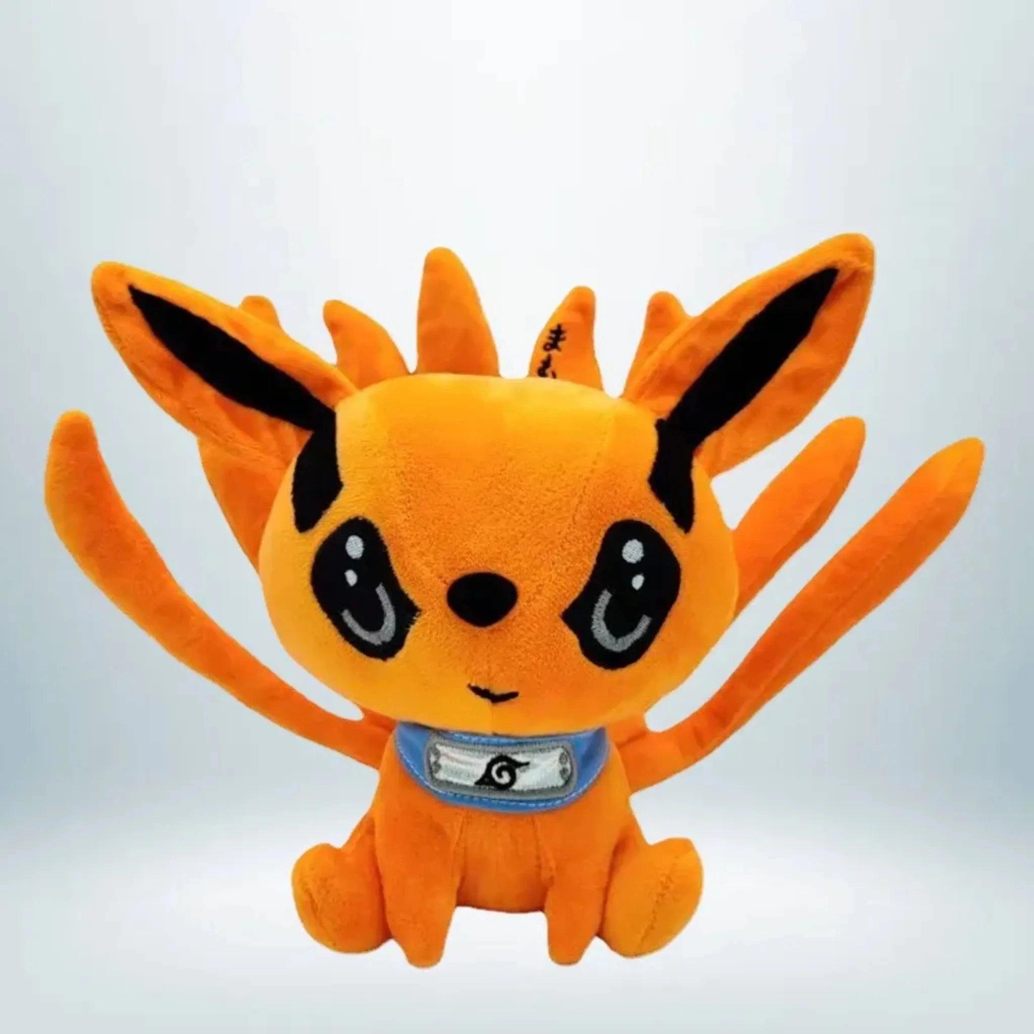 Peluche bébé Kurama orange avec neuf queues, grands yeux noirs brillants et bandeau ninja de Konoha