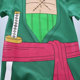 Détail du torse du body Zoro pour bébé avec cicatrice et kimono vert